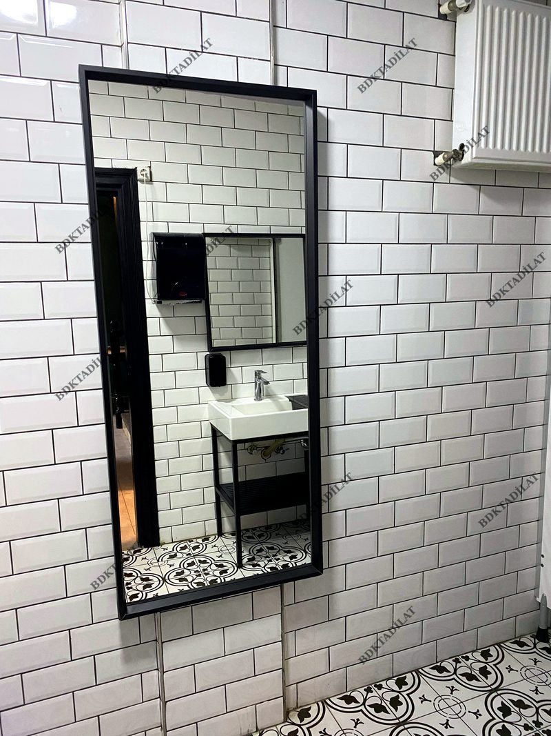 Beyaz metro fayanslı banyo — projelerimizden