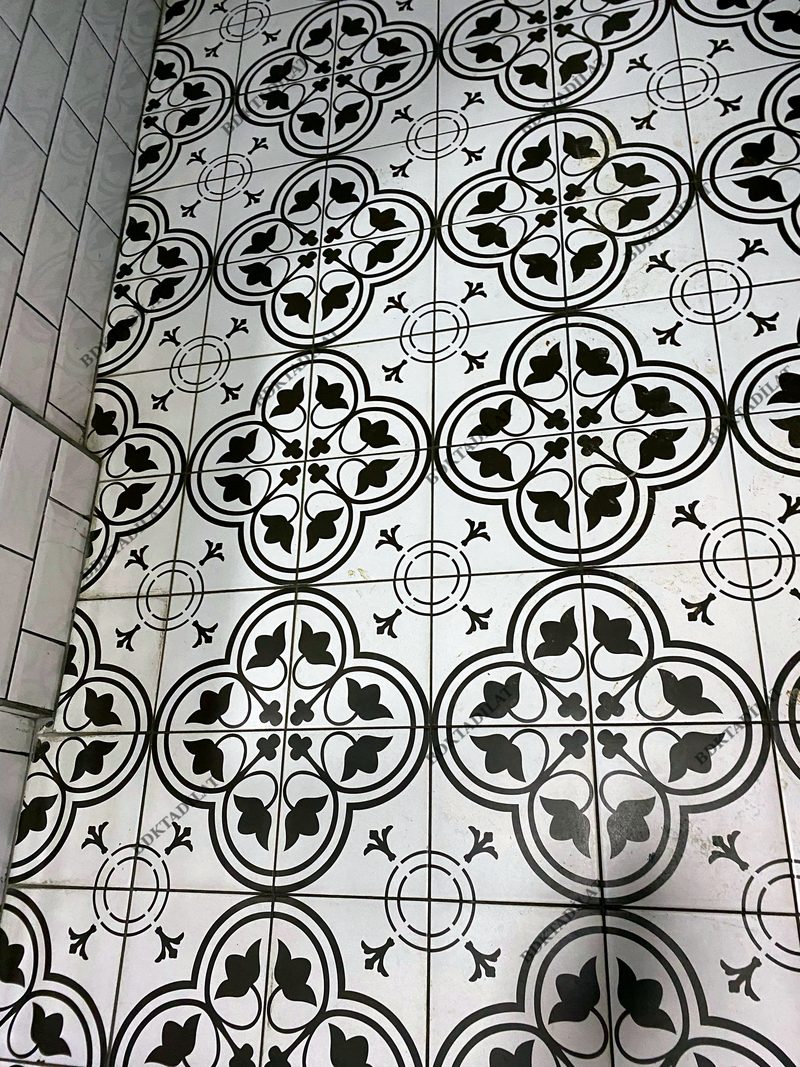 Geometrik desenli karo zemin — projelerimizden